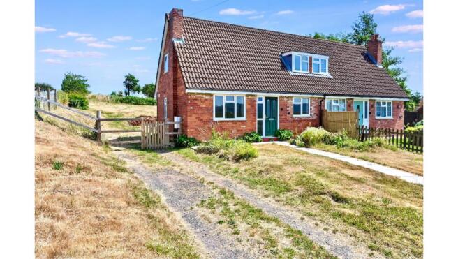2 bed property, in 2 Court Farm Cottage, £165,000