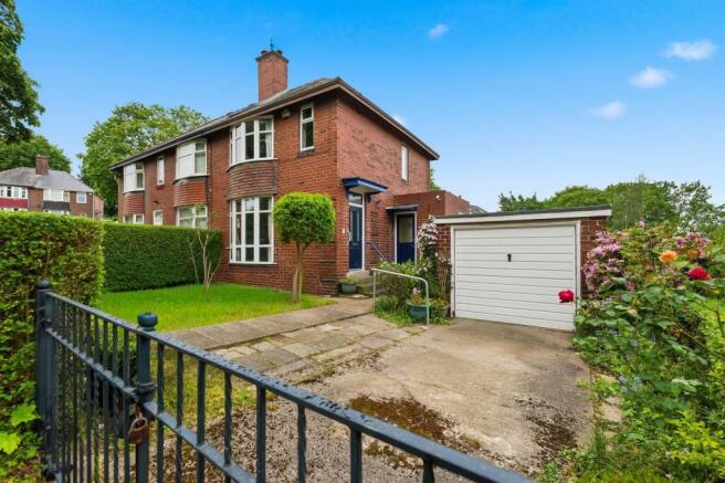 3 bed property, in Hollythorpe Crescent, £240,000