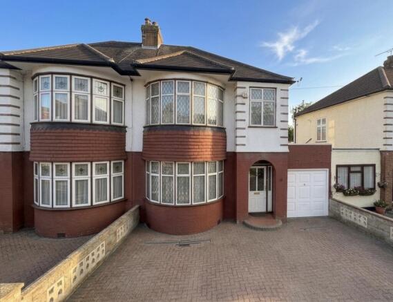 3 bed property, in Firs Park Avenue, £645,000