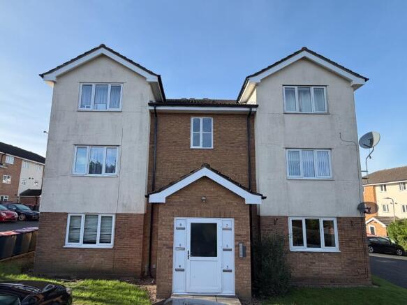 2 bed property, in Charlecote Park, £86,000