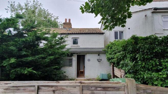 2 bed property, in 2 Smiths Path, £150,000