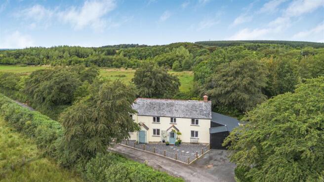 3 bed property, in Broadbury, £520,000