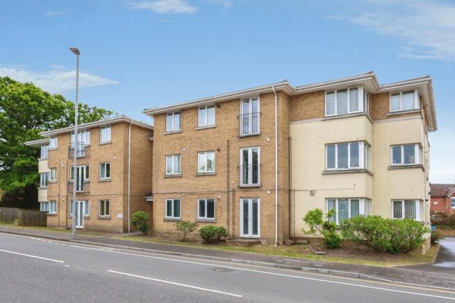 2 bed property, in Blandford Road, £130,000