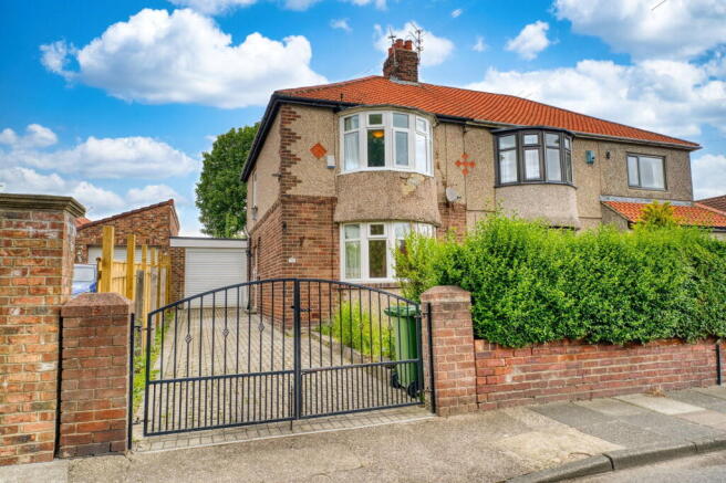 2 bed property, in Lansbury Road, £180,000