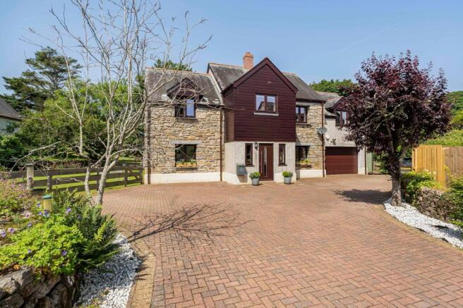 4 bed property, in Godolphin Bridge, £675,000