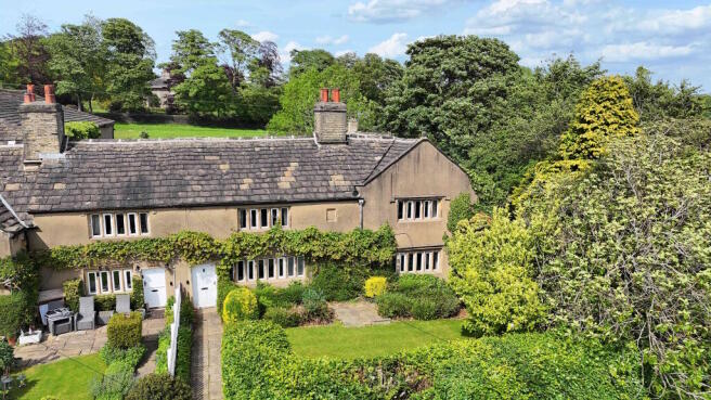 4 bed property, in Priestley Green, £525,000