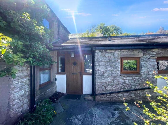 2 bed property, in Main Street, £145,000
