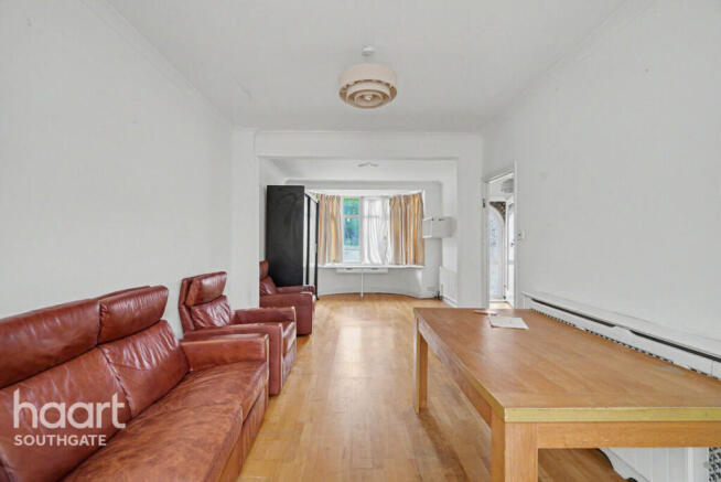 3 bed property, in Hampden Way, £650,000