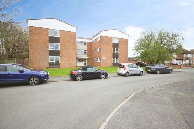 2 bed property, in Murcott Road West, £130,000