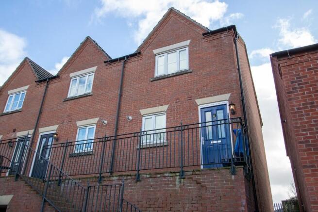 2 bed property, in Sutton Bridge, £175,000