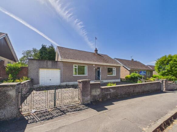 2 bed property, in Dundee Drive, £170,000