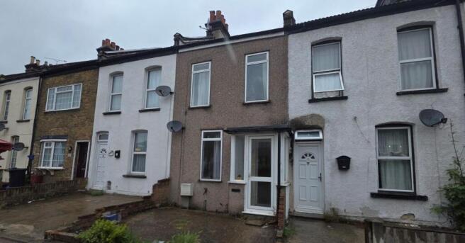 3 bed property, in 987 High Road, £280,000