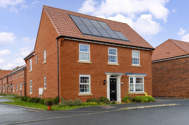 4 bed property, in Flag Cutters Way, £450,000
