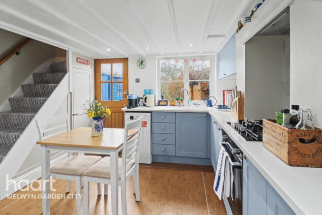 2 bed property, in Codicote Road, £450,000