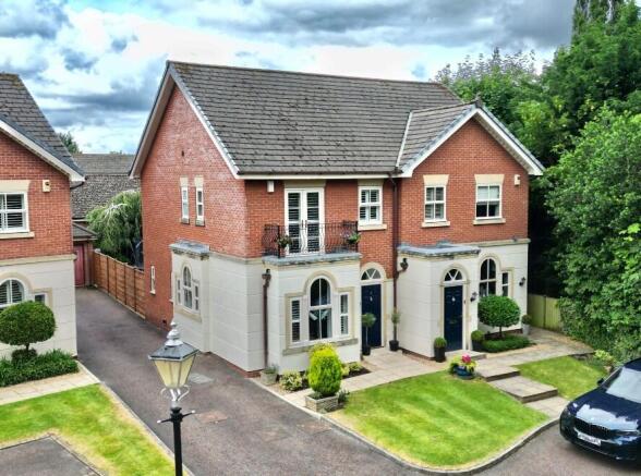 3 bed property, in Cedar Court, £600,000