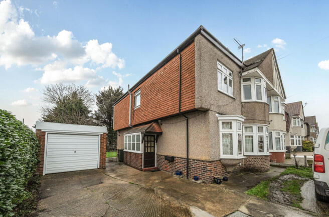 5 bed property, in Canterbury Avenue, £725,000