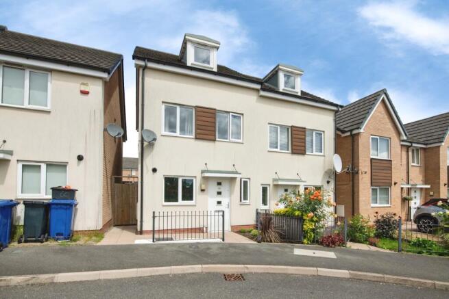 3 bed property, in Webley Grove, £250,000