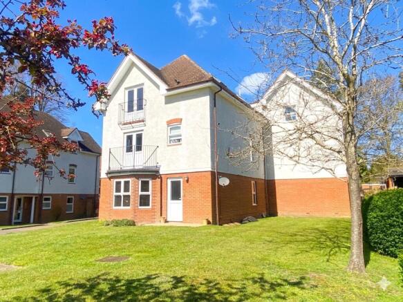 2 bed property, in Heatherley Road, £185,000