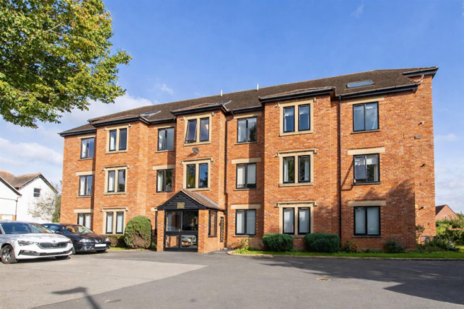 2 bed property, in Field House, £310,000