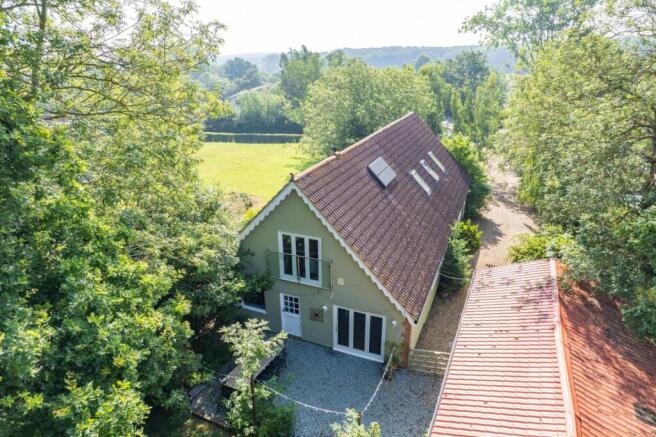 5 bed property, in Busheyfields Road, £995,000