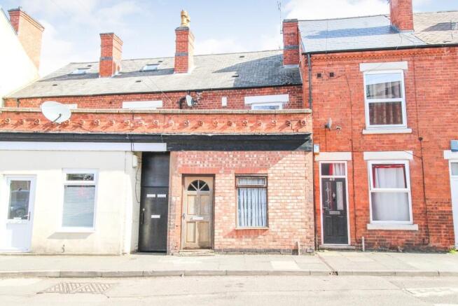 2 bed property, in Commercial Road, £95,000
