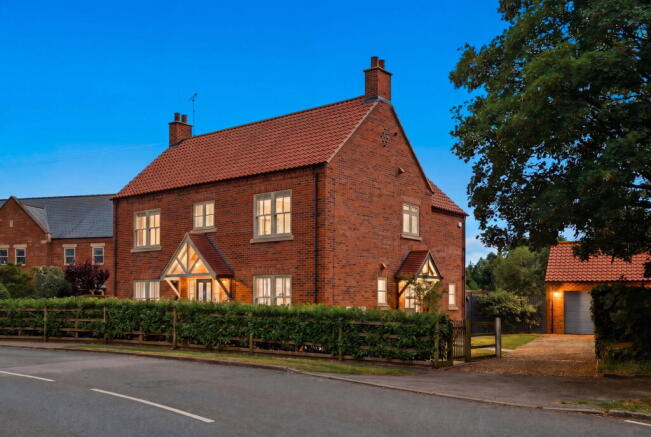 4 bed property, in Lynwood House, £700,000