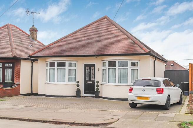 2 bed property, in North Crescent, £350,000