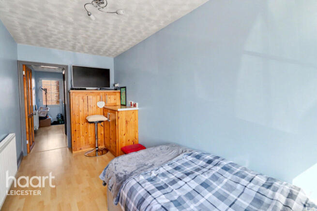 4 bed property, in Meadowsweet Road, £330,000