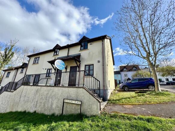 2 bed property, in Beaufort Place, £215,000