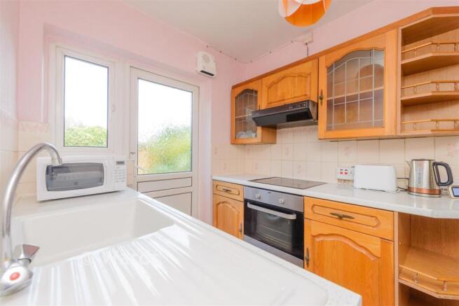 5 bed property, in Oakmere Road, £475,000