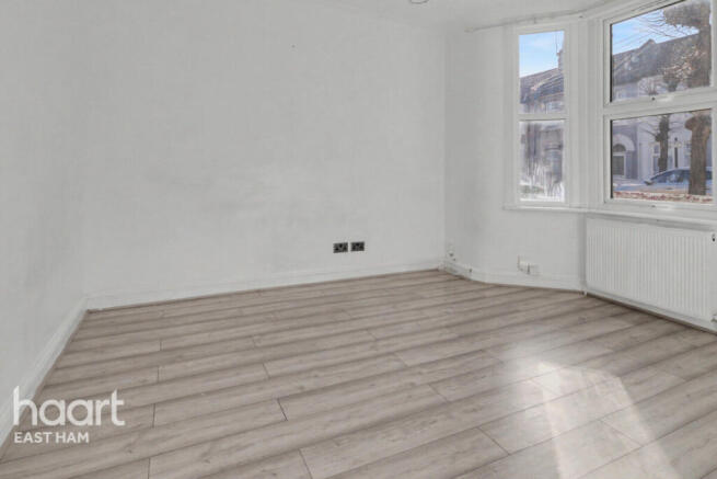 3 bed property, in Sixth Avenue, £475,000