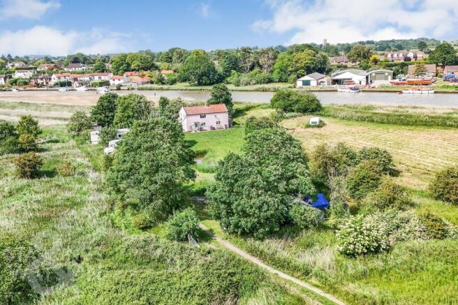 4 bed property, in Low Road, £589,000