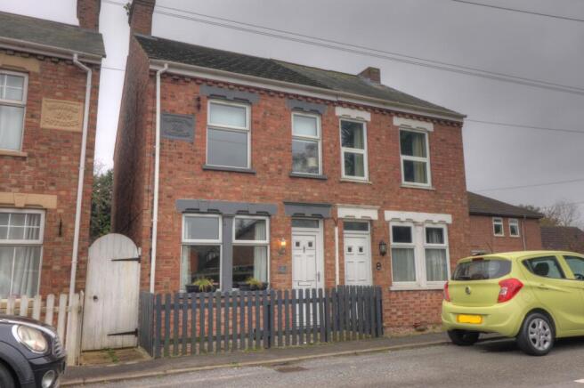 2 bed property, in Station Road, £180,000