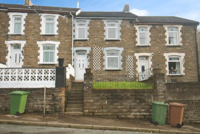 3 bed property, in Queens Road, £145,000