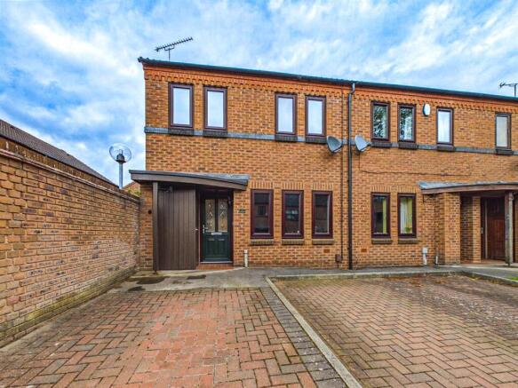 3 bed property, in Etruria Gardens, £240,000