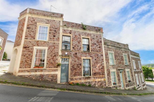 3 bed property, in Ambra Vale, £700,000