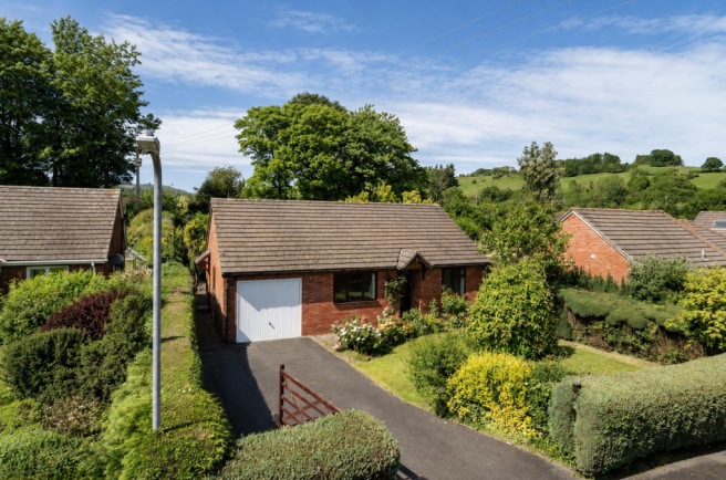 2 bed property, in Wills View, £260,000