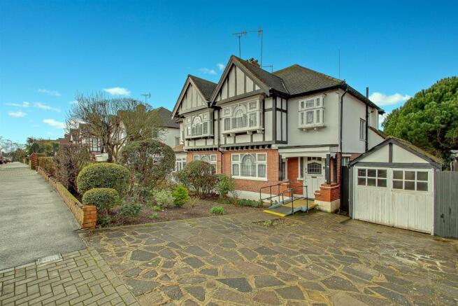 3 bed property, in Pasture Road, £625,000