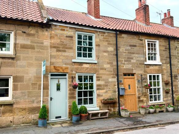 2 bed property, in High Street, £250,000