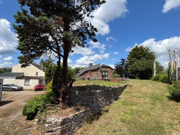 8 bed property, in Mill Farm and Mill Farm Barn, £800,000