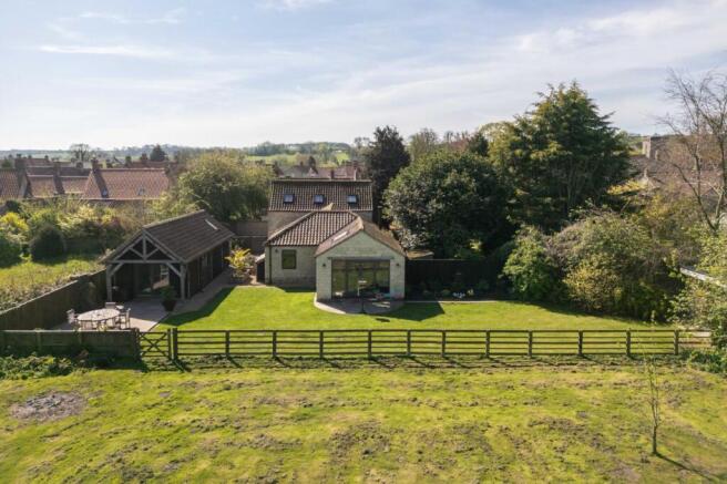 3 bed property, in Ford View Barn, £695,000