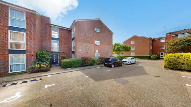 1 bed property, in Aylsham Drive, £279,950