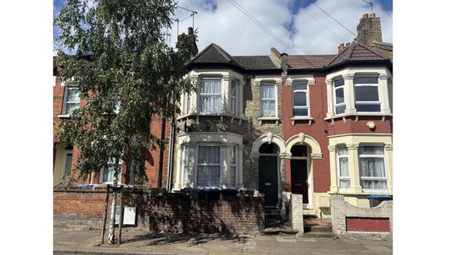 2 bed property, in 72B Brownlow Road, £200,000