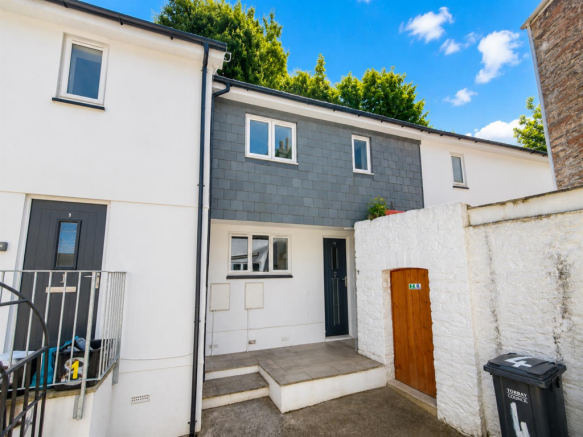 2 bed property, in Cavern Road, £160,000