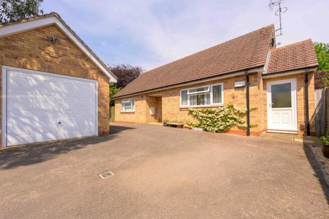 2 bed property, in Princes Avenue, £365,000