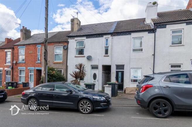 2 bed property, in Maws Lane, £160,000