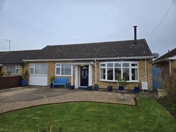 2 bed property, in Rectory Lane, £240,000