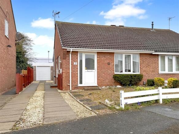 2 bed property, in Maythorne Close, £190,000