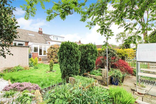 2 bed property, in Buckstone Avenue, £310,000