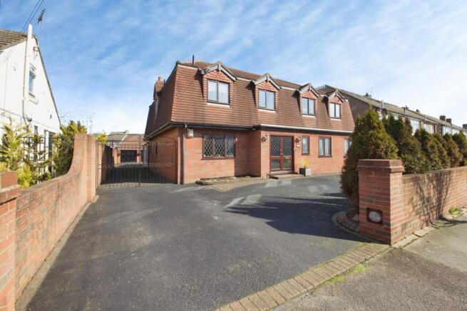 4 bed property, in Rosedale Road, £950,000